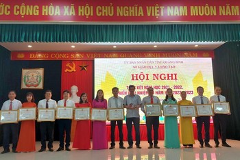 Tại Hội nghị nhiều cá nhân, tập thể đã vinh dự được nhận Bằng khen, Giấy khen vì đạt thành cao trong năm học 2021-2022.