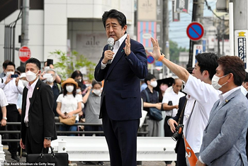 Cựu Thủ tướng Shinzo Abe bắt đầu bài nói tại thành phố Nara, Nhật Bản sáng nay.