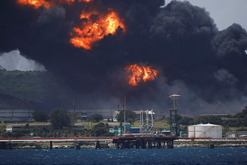 Cơ sở lưu trữ dầu ở Cuba cháy sau khi bị sét đánh.