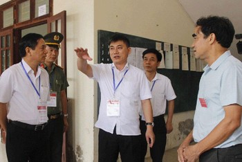 Ông Phạm Anh Tuấn và đoàn công tác của tỉnh đi kiểm tra tại các điểm thi.