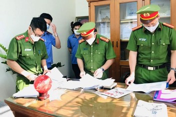 Cơ quan CSĐT Công an tỉnh Bắc Giang thi hành lệnh khám xét nơi làm việc của lãnh đạo trường Trung cấp nghề GTVT Bắc Giang.