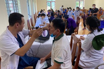 Rất đông người dân được bác sĩ, sinh viên tình nguyện của Học viện Y dược học cổ truyền Việt Nam khám bệnh miễn phí 