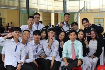Thầy Nguyễn Quang Thi cùng học trò của mình. Ảnh NVCC.