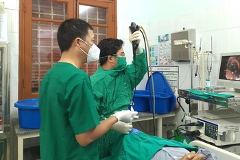 Các y, bác sĩ Bệnh viện Hữu nghị Việt Tiệp, tiến hành nội soi phế quản bằng ống mềm cho người bệnh H.T.L. Ảnh: BV.
