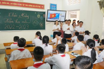 Đoàn công tác Sở GD&ĐT Nghệ An đến thăm, động viên cô trò Trường THCS Hưng Hòa, thành phố Vinh trong dịp tựu trường.