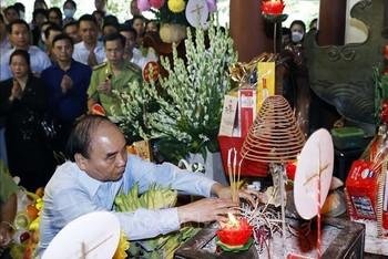 Chủ tịch nước Nguyễn Xuân Phúc dâng hương tưởng niệm Chủ tịch Hồ Chí Minh. Ảnh: Thống Nhất/TTXVN 