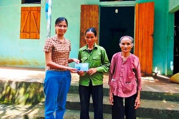 Đại diện Báo GD&TĐ trao tiền do bạn đọc hỗ trợ đến bà Nguyễn Thị Long (mẹ của em Nguyễn Thị Thúy).