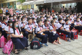 Học sinh lớp 1 Trường tiểu học Nguyễn Bỉnh Khiêm (quận 1) trong ngày tựu trường 22-8.