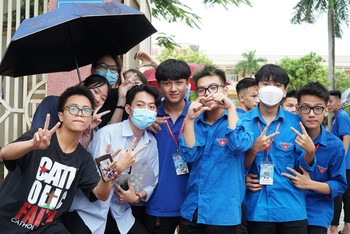 Thí sinh chia sẻ niềm vui hoàn thành kỳ thi với đội thanh niên tình nguyện tại điểm thi Trường THPT Hà Huy Tập (TP Vinh, Nghệ An).