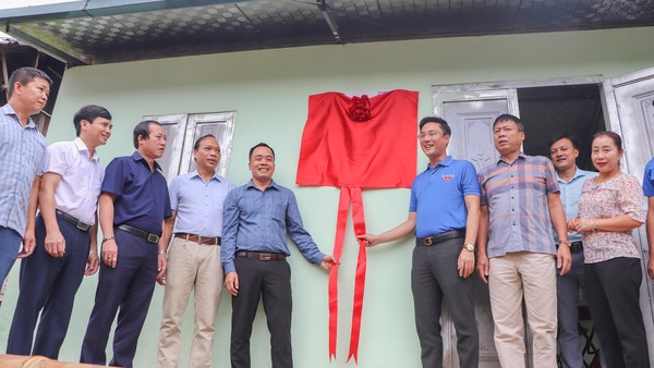 Đại diện Tỉnh đoàn Điện Biên, Báo Giáo dục & Thời đại cùng các đơn vị tài trợ khánh thành nhà Khăn quàng đỏ hỗ trợ em Lường Thị Tuyết.