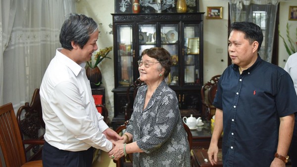 Bộ trưởng Nguyễn Kim Sơn thăm gia đình cố giáo sư Nguyễn Đình Tứ.