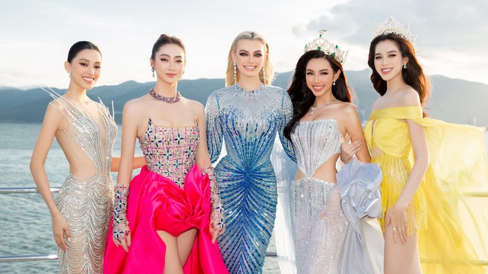 Miss World 2022 Karolina (giữa) cùng dàn Hoa hậu Việt.