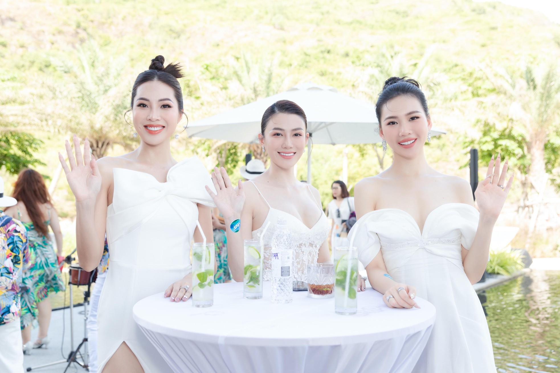 Loạt mỹ nhân đình đám “đọ” sắc tại thảm đỏ Vietnam Beauty Fashion Fest 