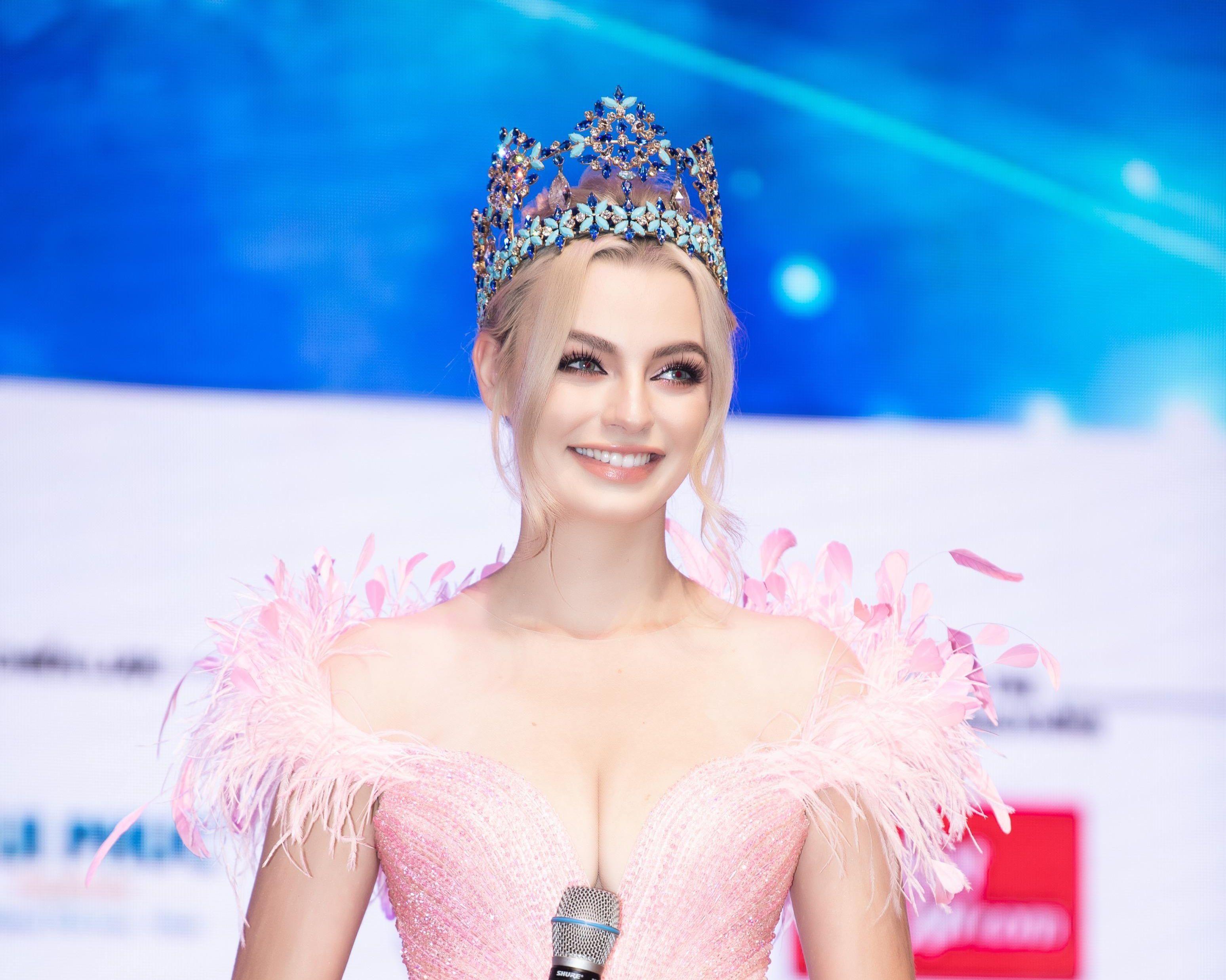 Đương kim Hoa hậu Thế giới rạng rỡ trước thềm Chung kết Miss World Vietnam 2022