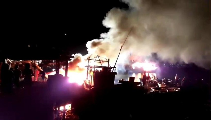 Vụ hỏa hoạn thiêu rụi 4 tàu đánh cá của ngư dân Quảng Bình.