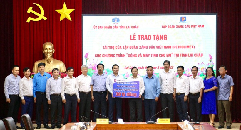 Tập đoàn Xăng dầu Việt Nam tài trợ cho Chương trình “Sóng và máy tính cho em” ở Lai Châu 30 tỷ đồng.