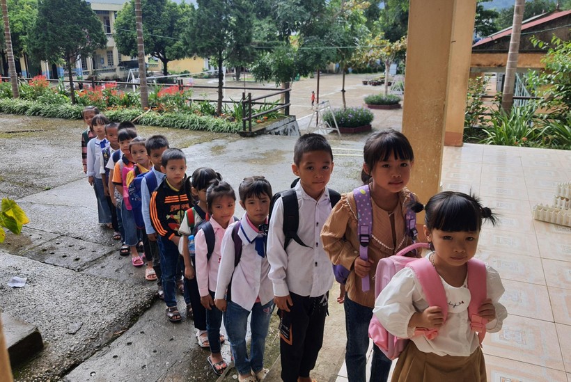 Lai Châu: Nỗ lực vận động học sinh lớp 1 ra lớp trong ngày tựu trường ảnh 6