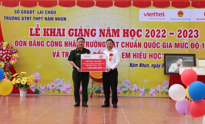 600 học sinh ở Lai Châu được nhận học bổng 'Vì em hiếu học' ảnh 1