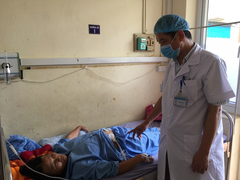 Bác sỹ tại TTYT Lục Yên thăm khám bệnh nhân