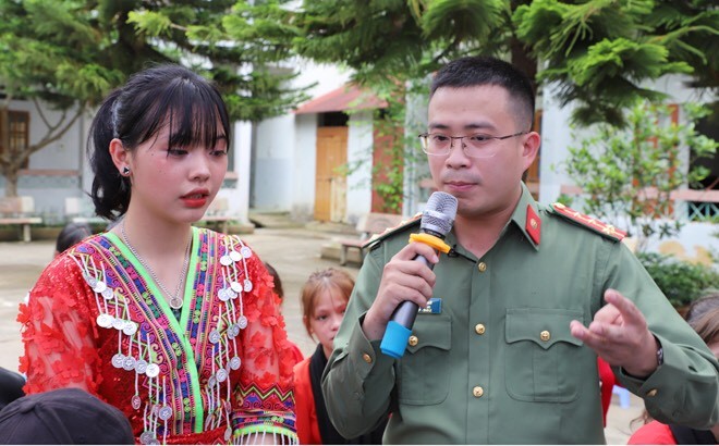 Cán bộ, chiến sỹ Công an tỉnh Yên Bái tuyên truyền pháp luật.