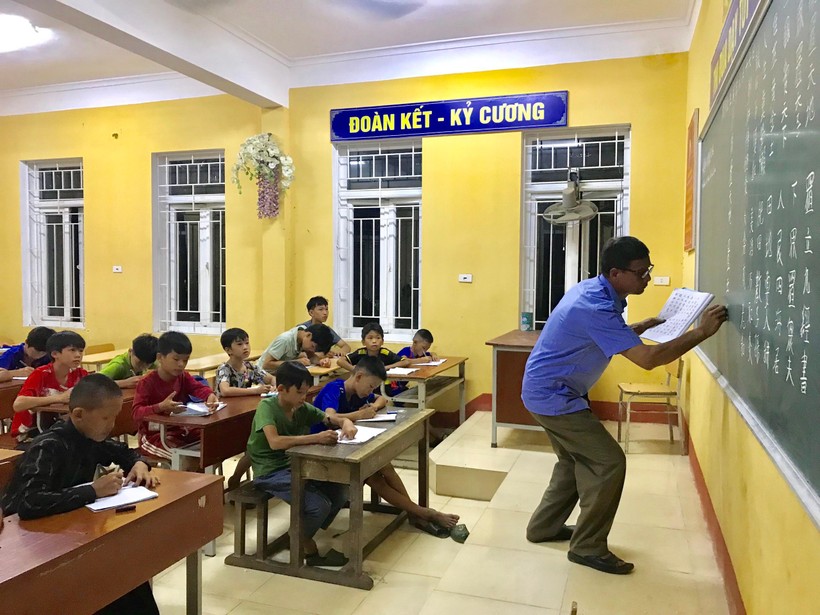 Một buổi lên lớp của thầy, trò dạy tiếng Nôm Dao ở huyện Lục Yên, Yên Bái