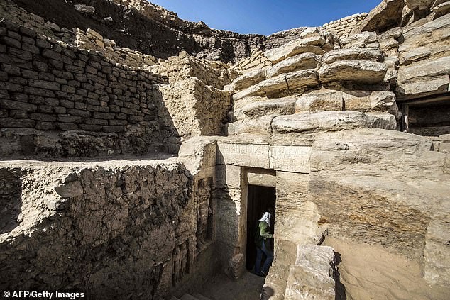 Cổng vào ngôi mộ mới được phát hiện ở Ai Cập.