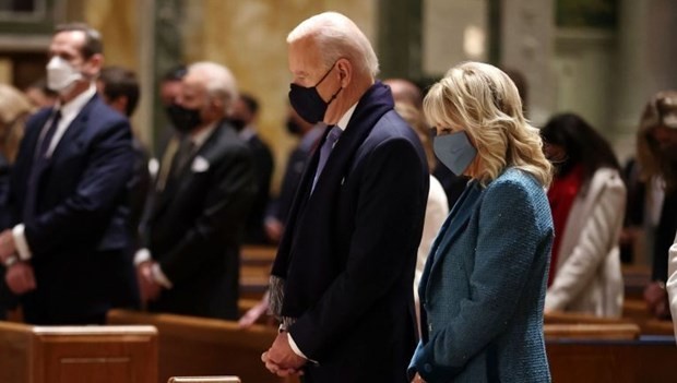 Ông Joe Biden và vợ tại nhà thờ St Matthew. (Nguồn: fox5dc.com).