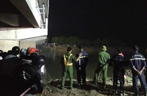 Lực lượng chức năng tìm kiếm nam học sinh bị rơi xuống sông. (Nguồn: Lao Động).