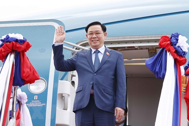 Chủ tịch Quốc hội Vương Đình Huệ tại sân bay Quốc tế Vặt Tày, thủ đô Vientiane, Lào. (Ảnh: Doãn Tấn/TTXVN).