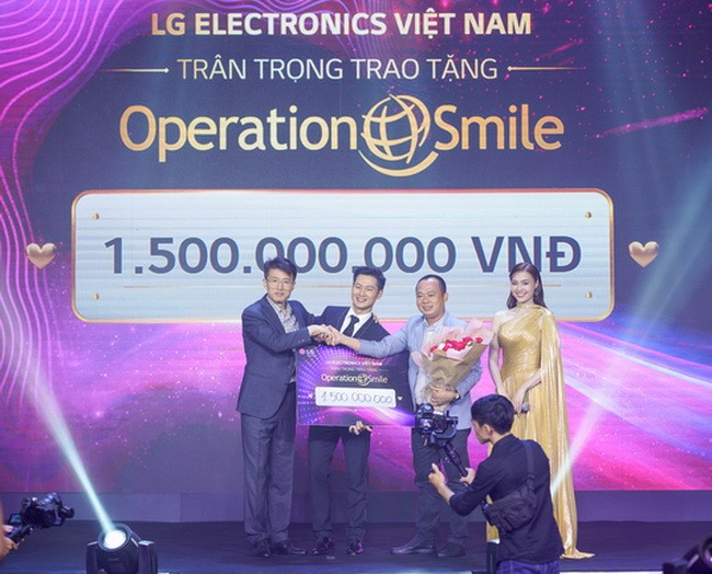 LG đấu giá TV OLED 8K dành tặng 1,5 tỷ đồng cho tổ chức “Phẫu thuật nụ cười”