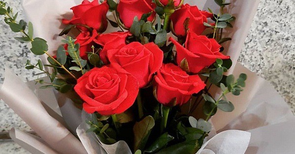 Chân tướng bó hoa bí ẩn gửi đến đúng ngày sinh nhật khiến người phụ nữ òa khóc