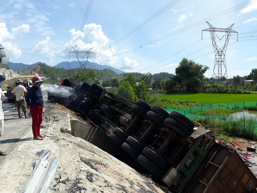 Đà Nẵng: Xác minh nguồn gốc hàng chục tấn gỗ trên xe container lao xuống ruộng