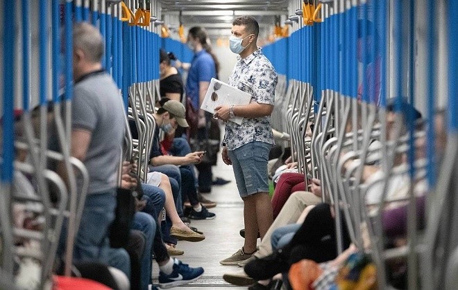 Nga: Hành khách trên các tàu điện ngầm tại Moscow bị xử phạt vì thiếu khẩu trang