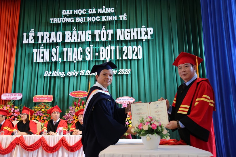 Trao bằng tốt nghiệp cho 173 tân Thạc sỹ ĐH Kinh tế - ĐH Đà Nẵng