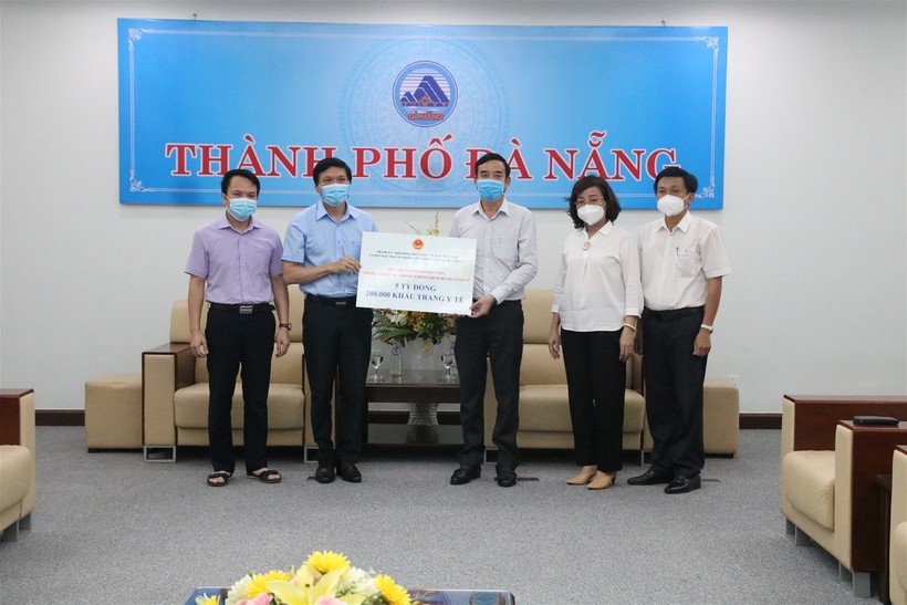Hải Phòng trao tặng 5 tỷ đồng cùng 200.000 khẩu trang y tế cho Đà Nẵng
