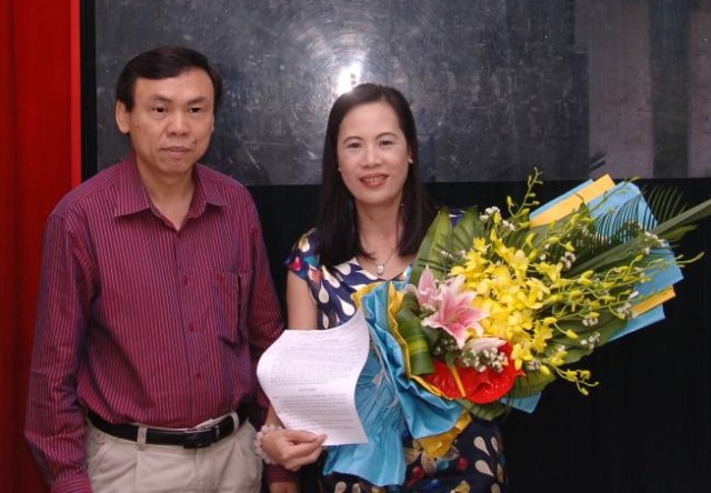 Chủ tịch LĐLĐ TP Hà Nội Trần Văn Thực trao quyết định bổ nhiệm Tổng Biên tập cho đồng chí Lê Thị Bích Ngọc