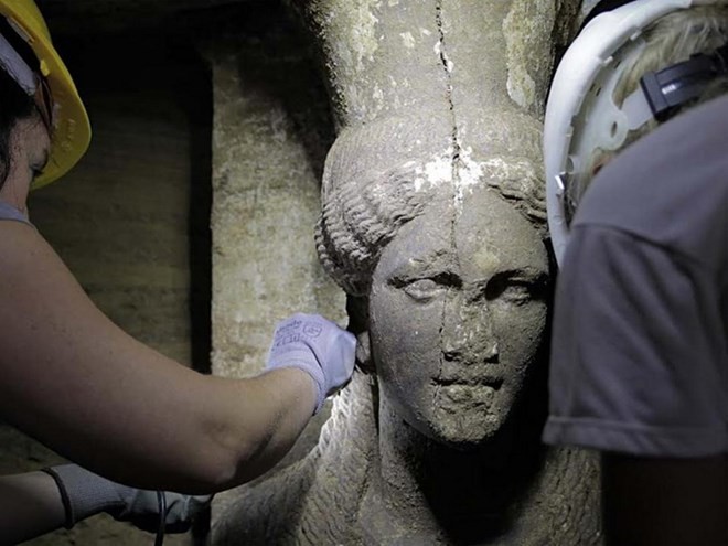 Bức tượng được các nhà khảo cổ tìm thấy