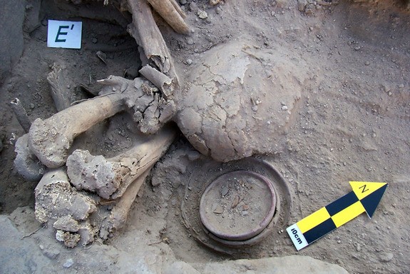 Phát hiện hàng chục ngôi mộ chứa trăm xác ướp cổ ở Peru