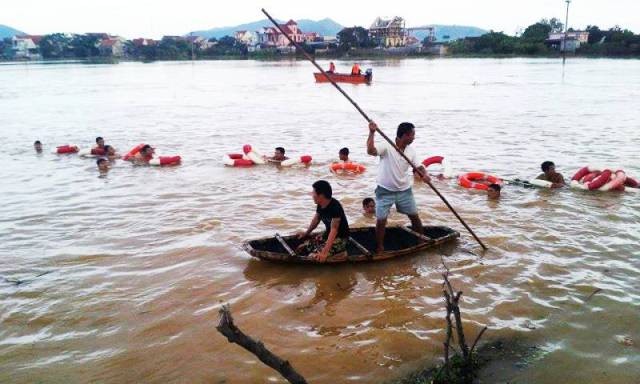 Nỗ lực tìm kiếm thi thể em Mậu (xã Khánh Thành, Yên Thành, Nghệ An) bị mất tích do nước cuốn trôi