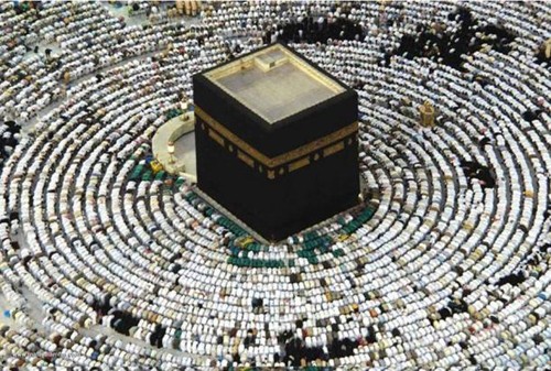 Người Hồi giáo thực hiện nghi lễ quanh Kaaba.