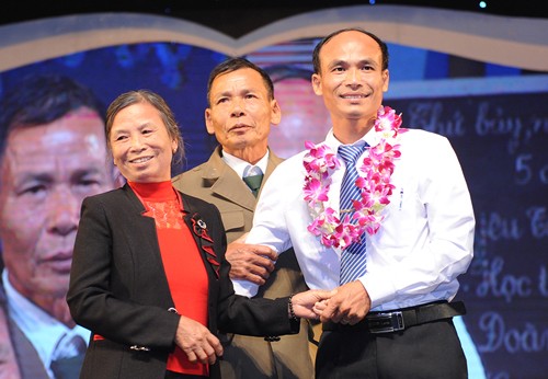 Thầy Kiều bất ngờ khi được gặp bố mẹ trên sân khấu chương trình "Chia sẻ cùng thầy cô".