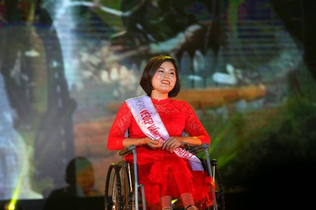 Phạm Thị Thắm (sinh năm 1991) -  Cô gái bị liệt nửa người đạt giải “truyền thông ấn tượng nhất" trong Liên hoan “Vẻ đẹp Vầng trăng khuyết” năm 2019.