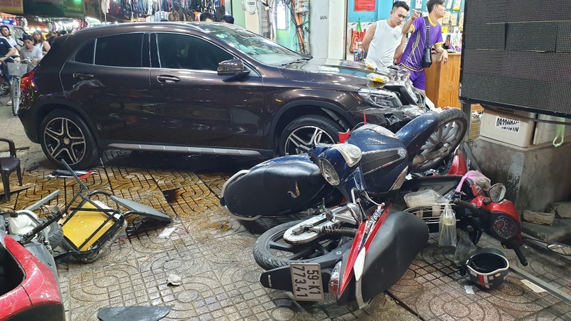 Nữ tài xế Mercedes tông hàng loạt xe máy ở TP.HCM khai gì?