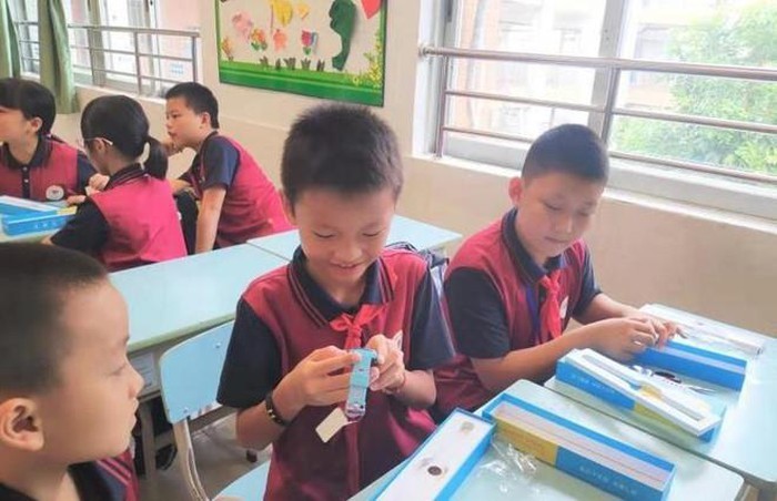 "Được" tặng đồng hồ định vị, học sinh Trung Quốc không còn cơ hội trốn đi chơi