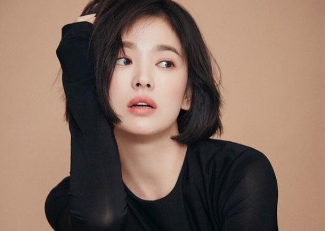 Song Hye Kyo chinh phục hoàn hảo kiểu tóc bob tối giản mà không kém phần nổi bật.