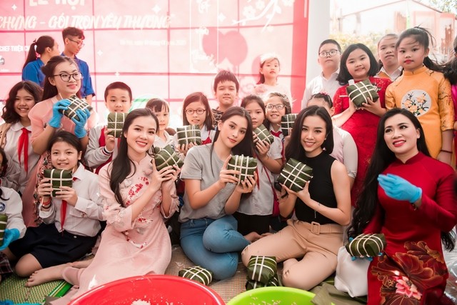 Hoa hậu Tiểu Vy, Á hậu Thúy An gói bánh chưng tặng trẻ em nghèo
