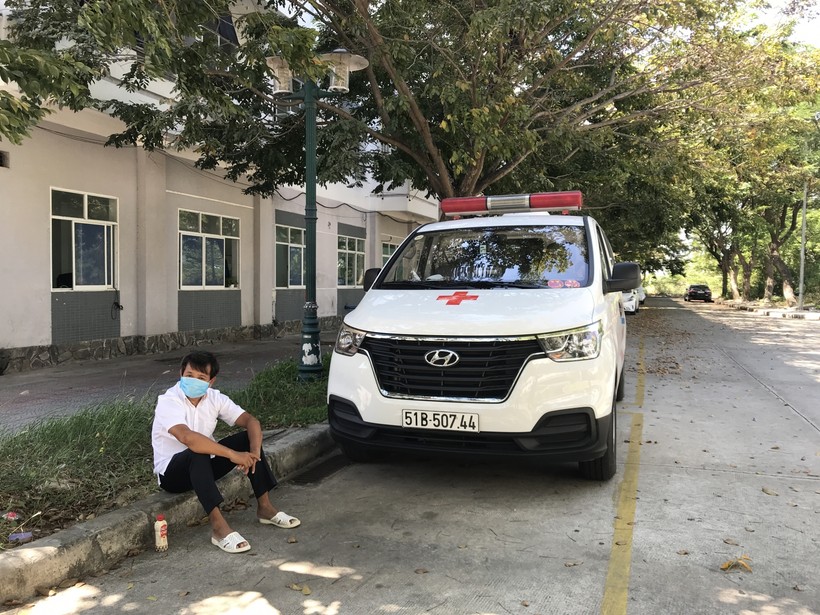 Ông Đoàn Ngọc Hải cùng chiếc xe cấp cứu của mình đang đợi đón bệnh nhân nghèo ở Bệnh viện Ung bướu Đà Nẵng.