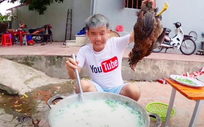 Con trai bà Tân vlog đã bị Sở Văn hóa Thể thao và Du lịch Bắc Giang vào cuộc sau vụ nấu cháo gà nguyên lông.