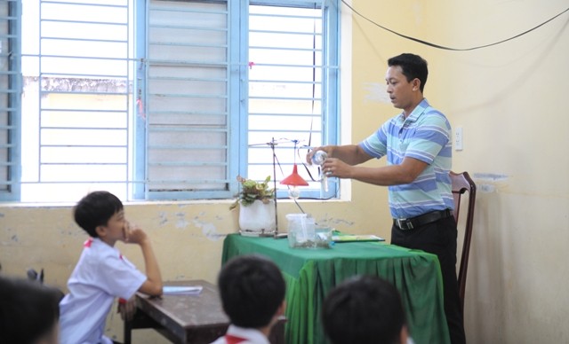 Thầy giáo Danh Minh - một trong những giáo viên được tuyên dương trong chương trình "Chia sẻ cùng thầy cô".