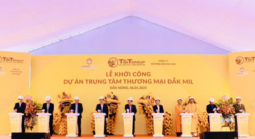 Ông Đỗ Quang Hiển, Chủ tịch HĐQT kiêm TGĐ Tập đoàn T&T Group và các đại biểu bấm nút khởi công dự án.